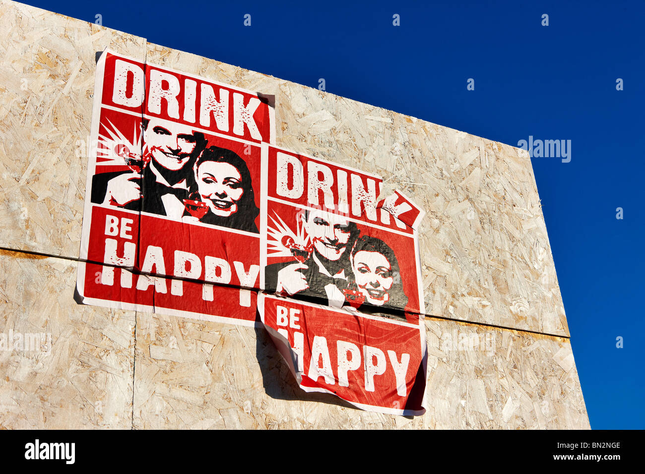 Bere essere felice poster su una parete in corrispondenza di festival di Glastonbury, Regno Unito Foto Stock