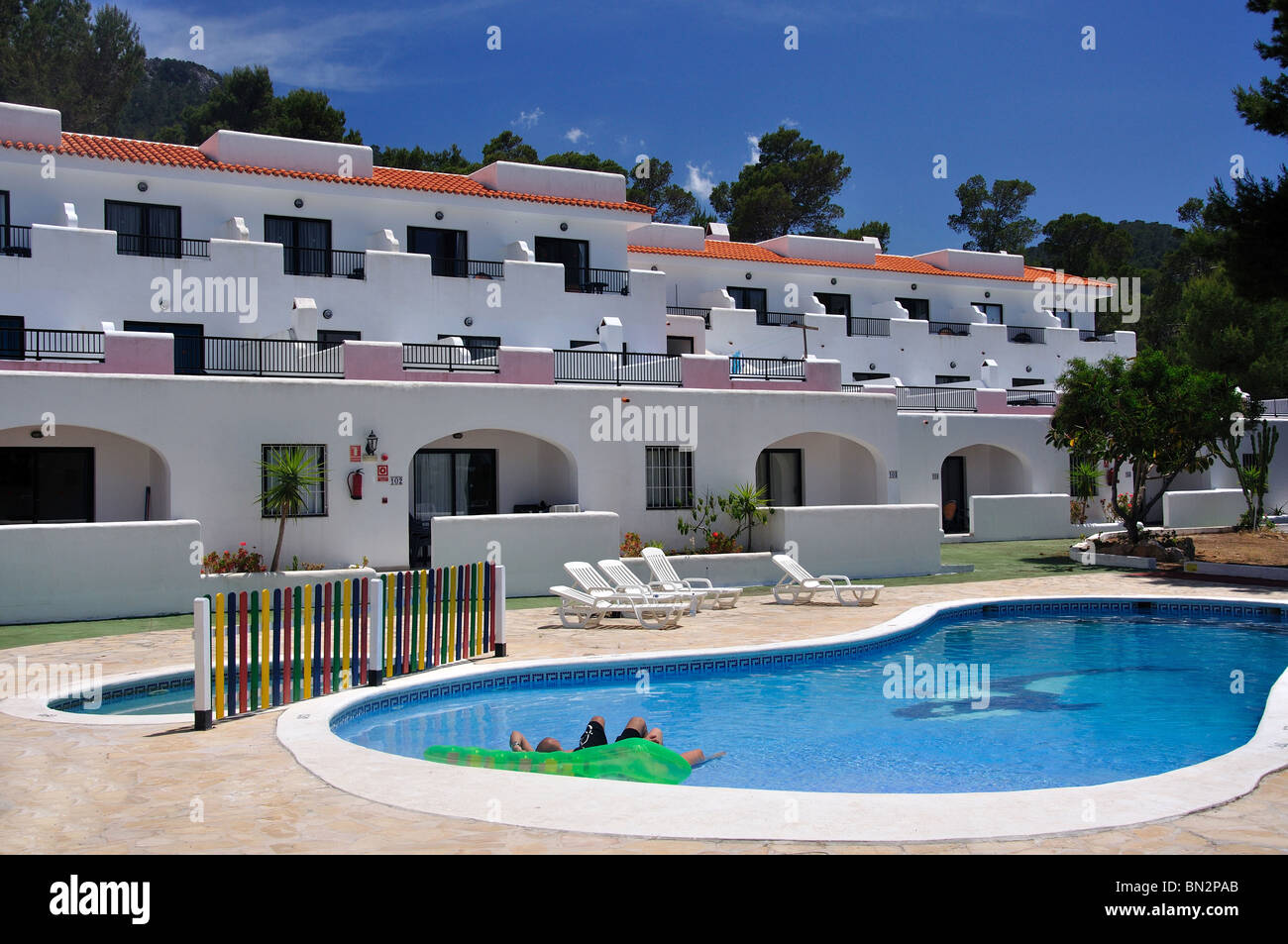 Appartamenti con piscina, Portinatx, Ibiza, Isole Baleari, Spagna Foto Stock