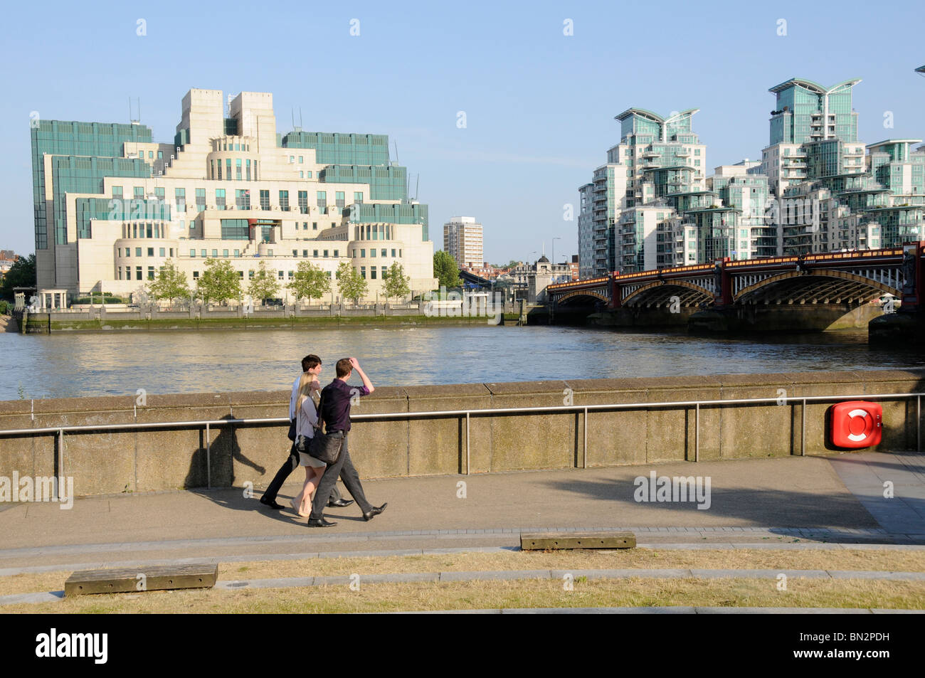 Regno Unito la gente a piedi il passato MI5 HQ di intelligence sulle rive del Tamigi a Londra Foto Stock