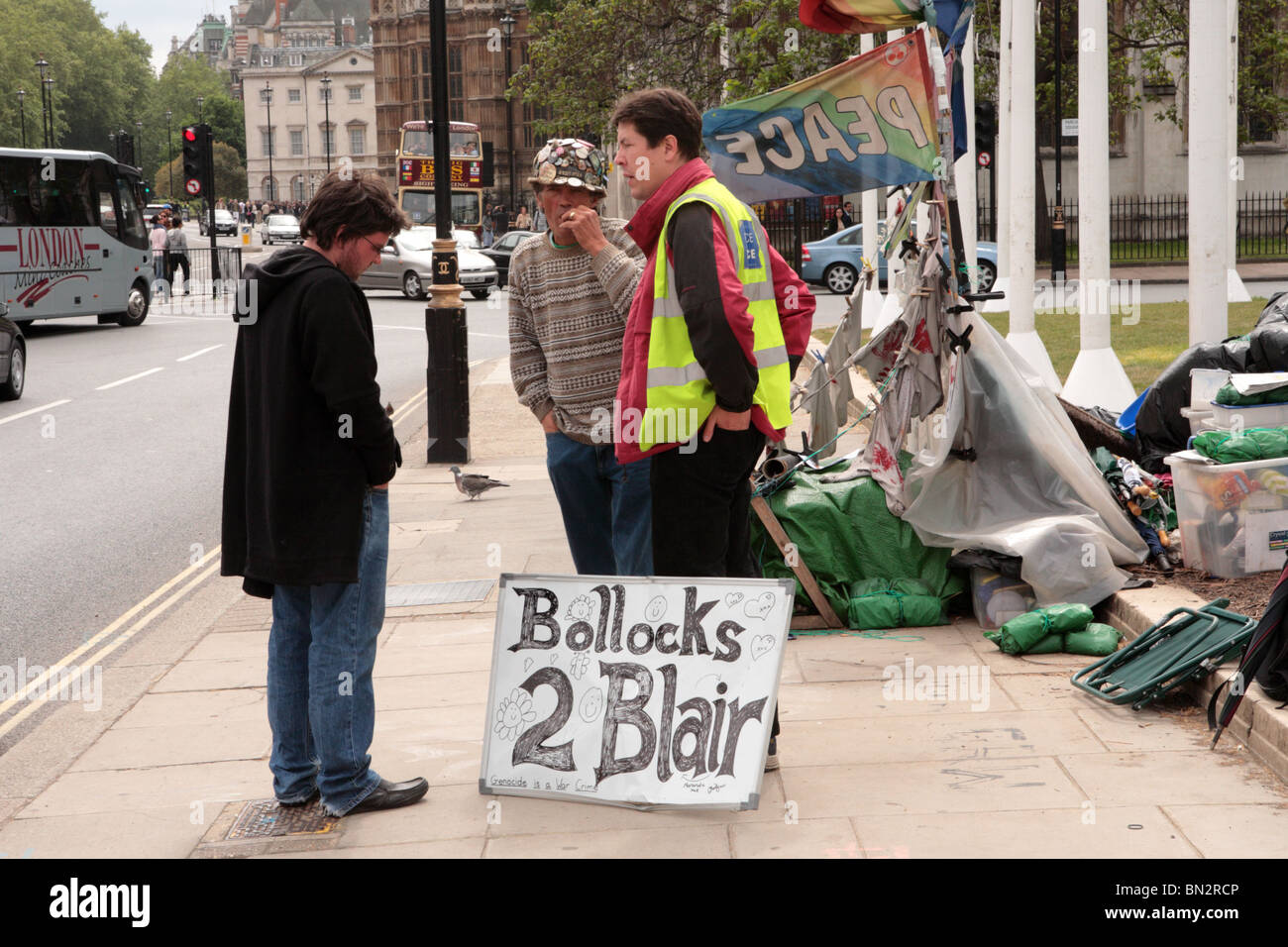 Brian Haw con il suo anti Blair protestare nel villaggio di democrazia sulla piazza del Parlamento, Westminster, London SW1. Foto Stock