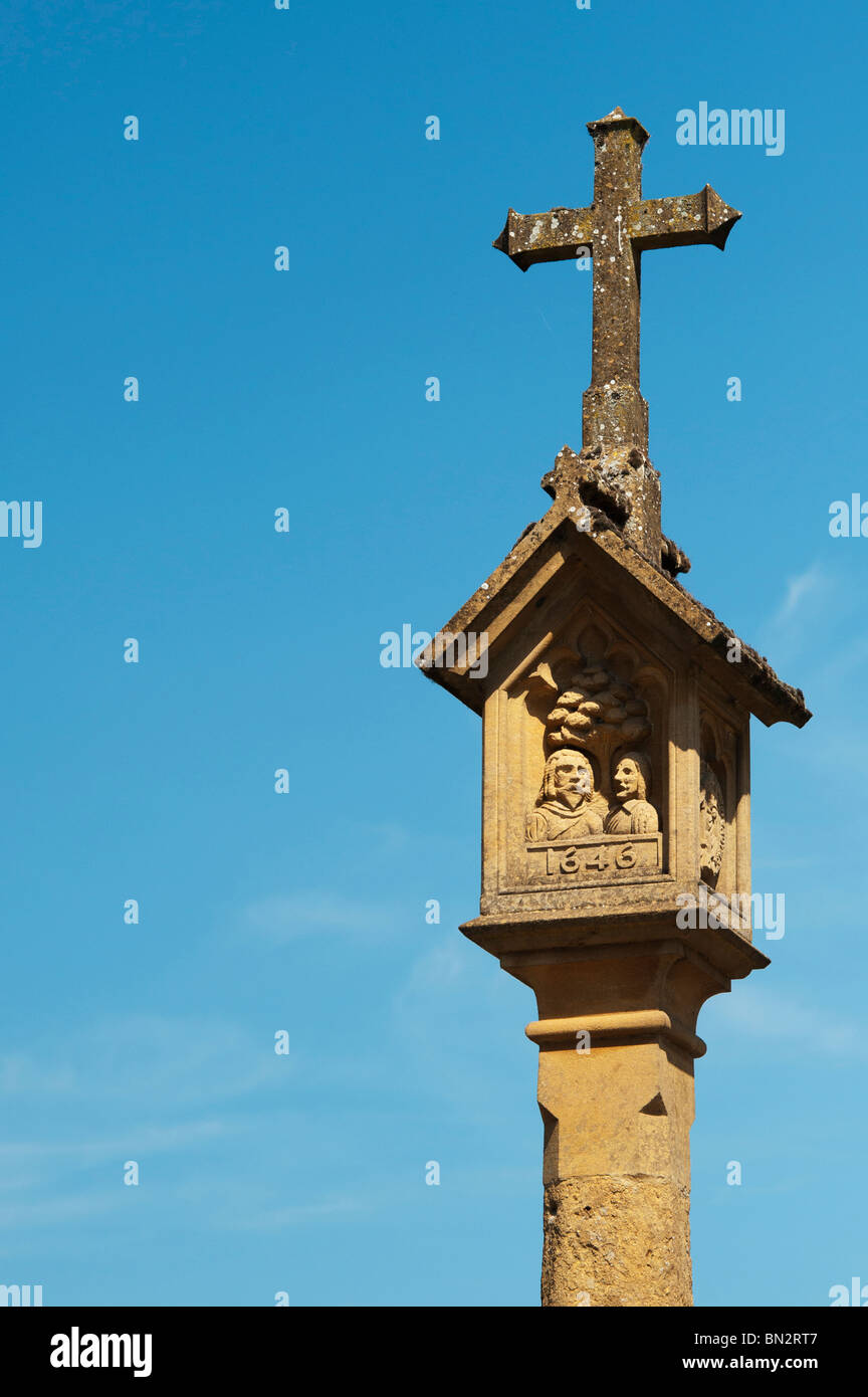 La piazza del mercato Croce, Stow on the Wold, Cotswolds, Gloucestershire, Inghilterra Foto Stock