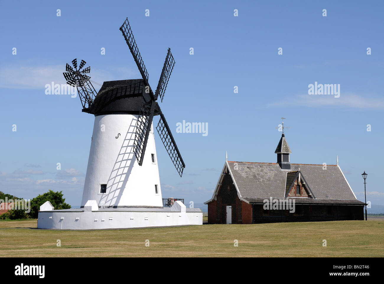 Il mulino a vento e stazione di scialuppe di Lytham St Annes Lancashire Foto Stock