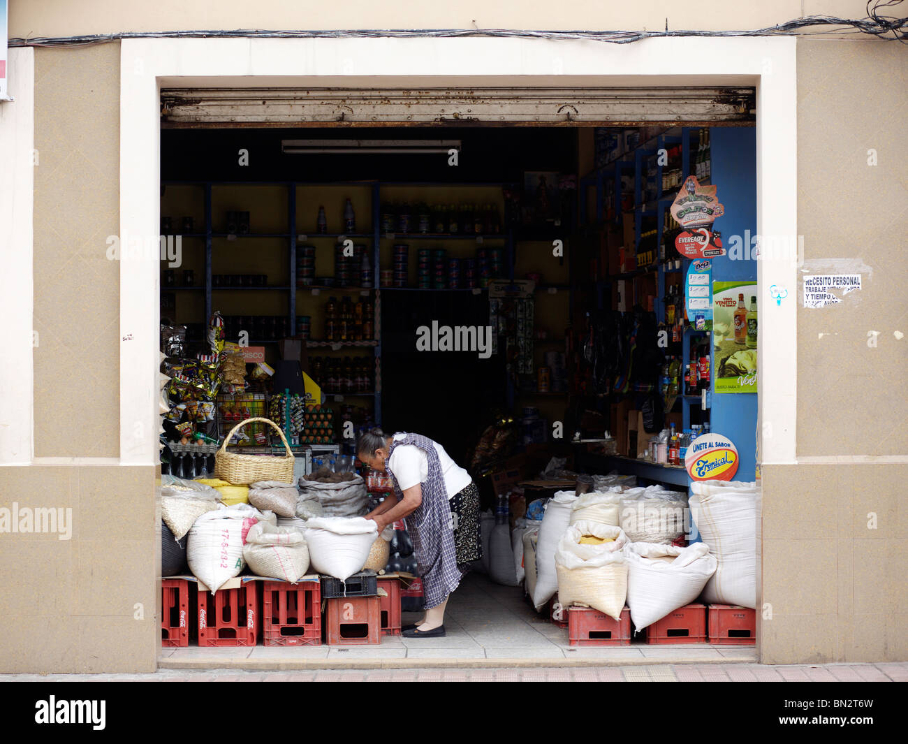 Una donna che lavora in un negozio di Cuenca in Ecuador Foto Stock