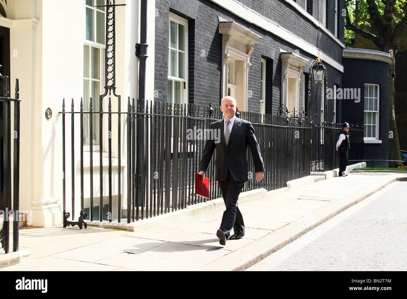 Giorno di bilancio . . 22.06.10 William Hague, Segretario agli affari esteri, lasciando dopo armadio questa mattina. Foto Stock