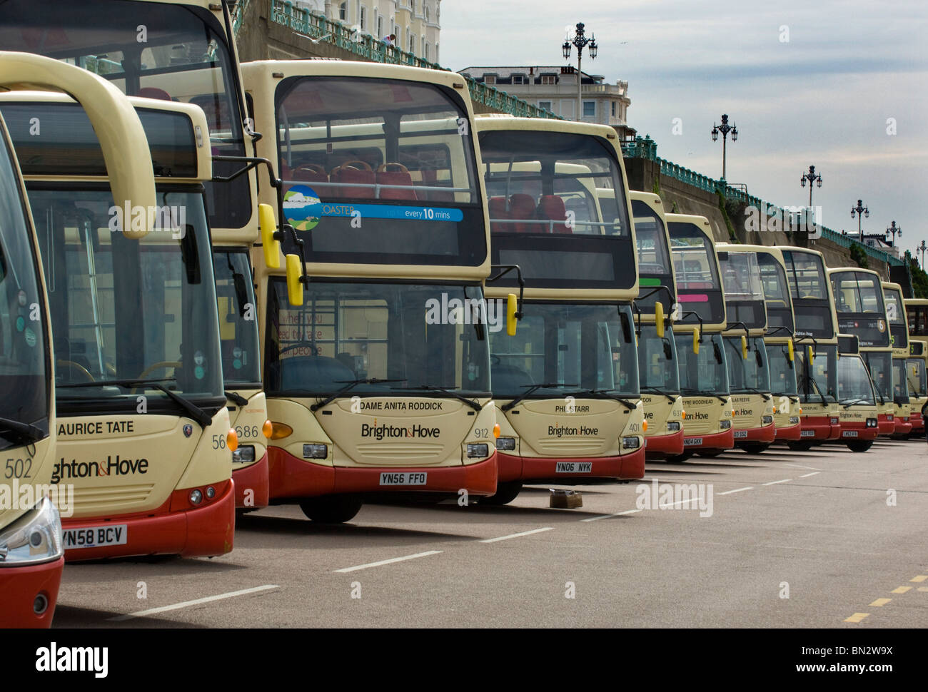 Una fila di Brighton & Hove Autobus e pullman Società Double Decker bus a un bus Rally di Madeira Drive, Brighton Foto Stock
