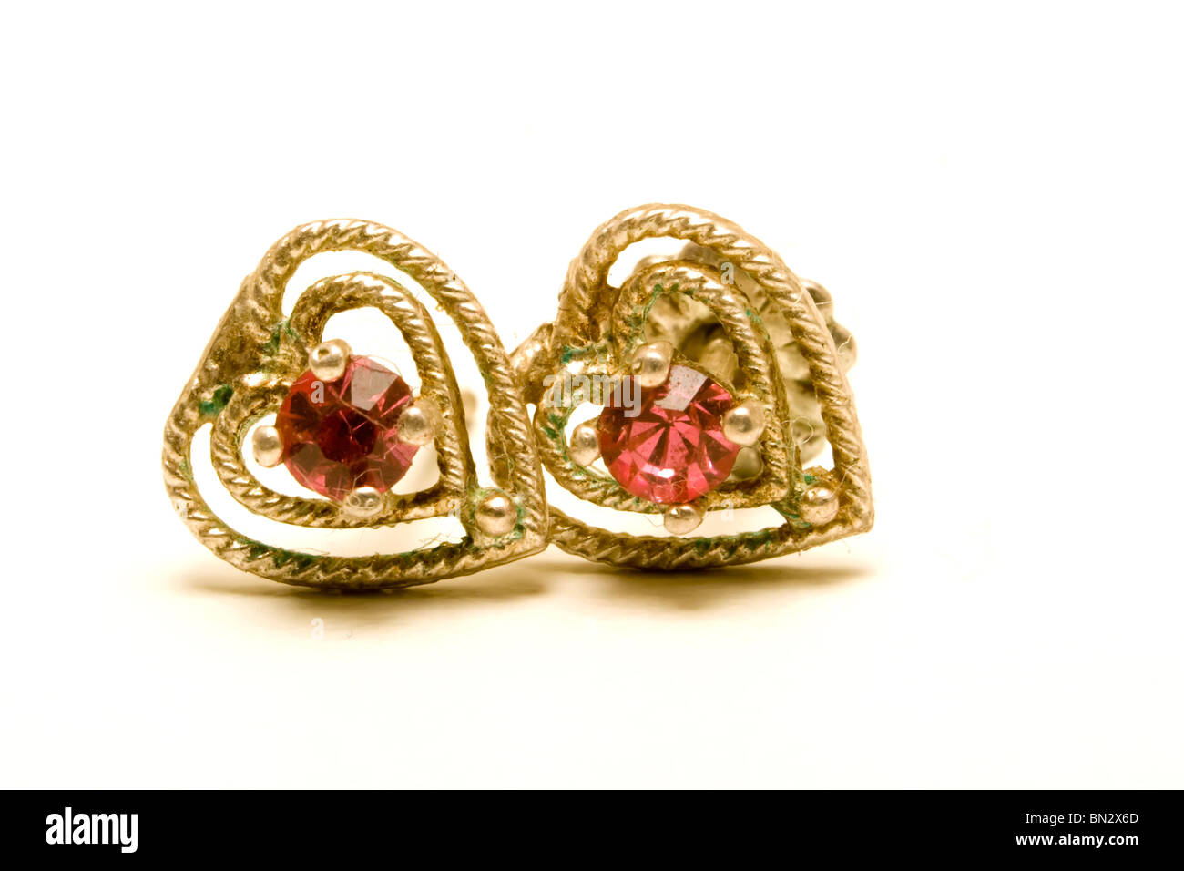 Orecchini in argento con pietra di colore rosso su sfondo bianco Foto Stock