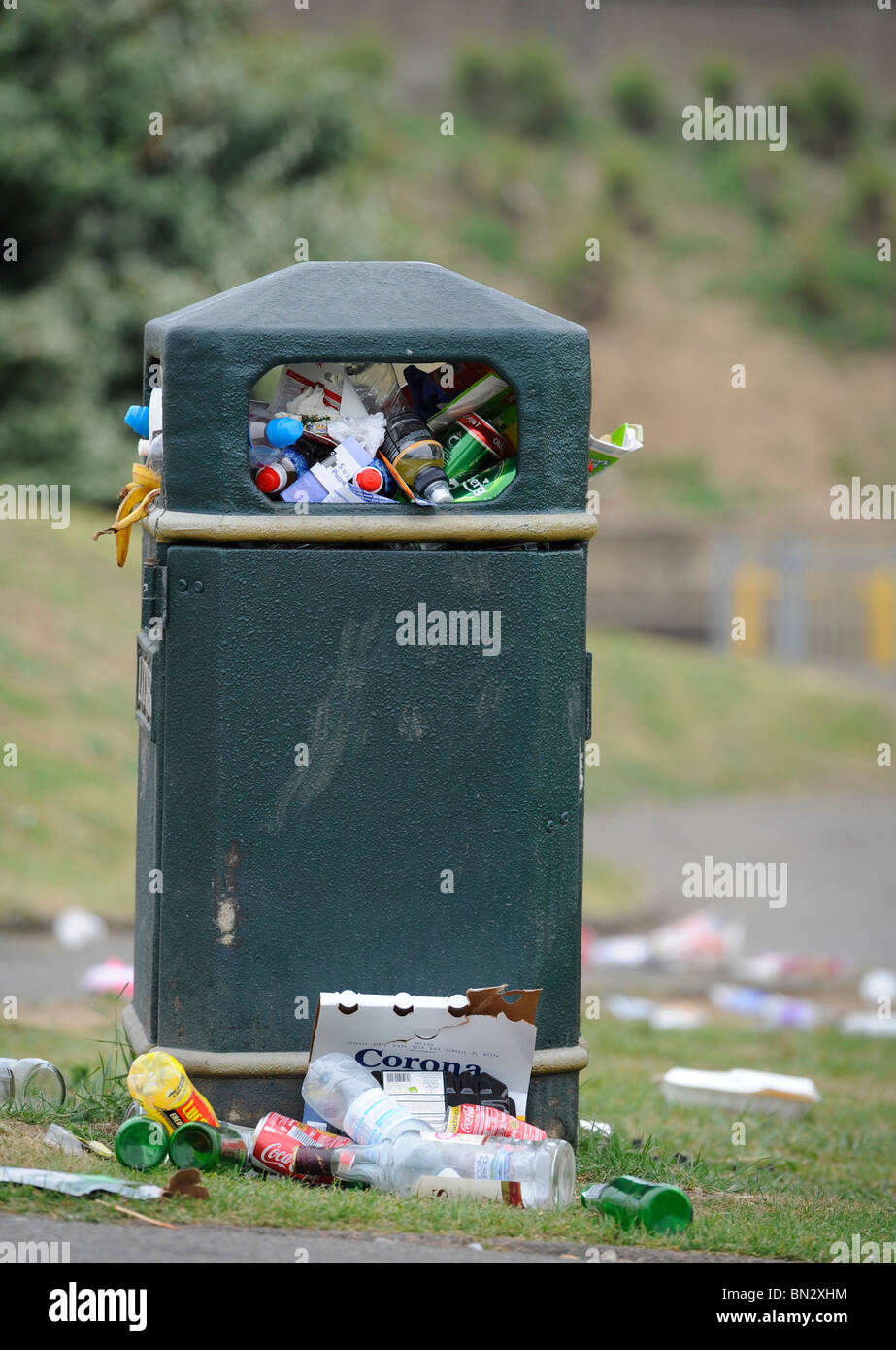 Un cestino oltre che scorre con la spazzatura in Seaford, East Sussex, Regno Unito. Foto Stock