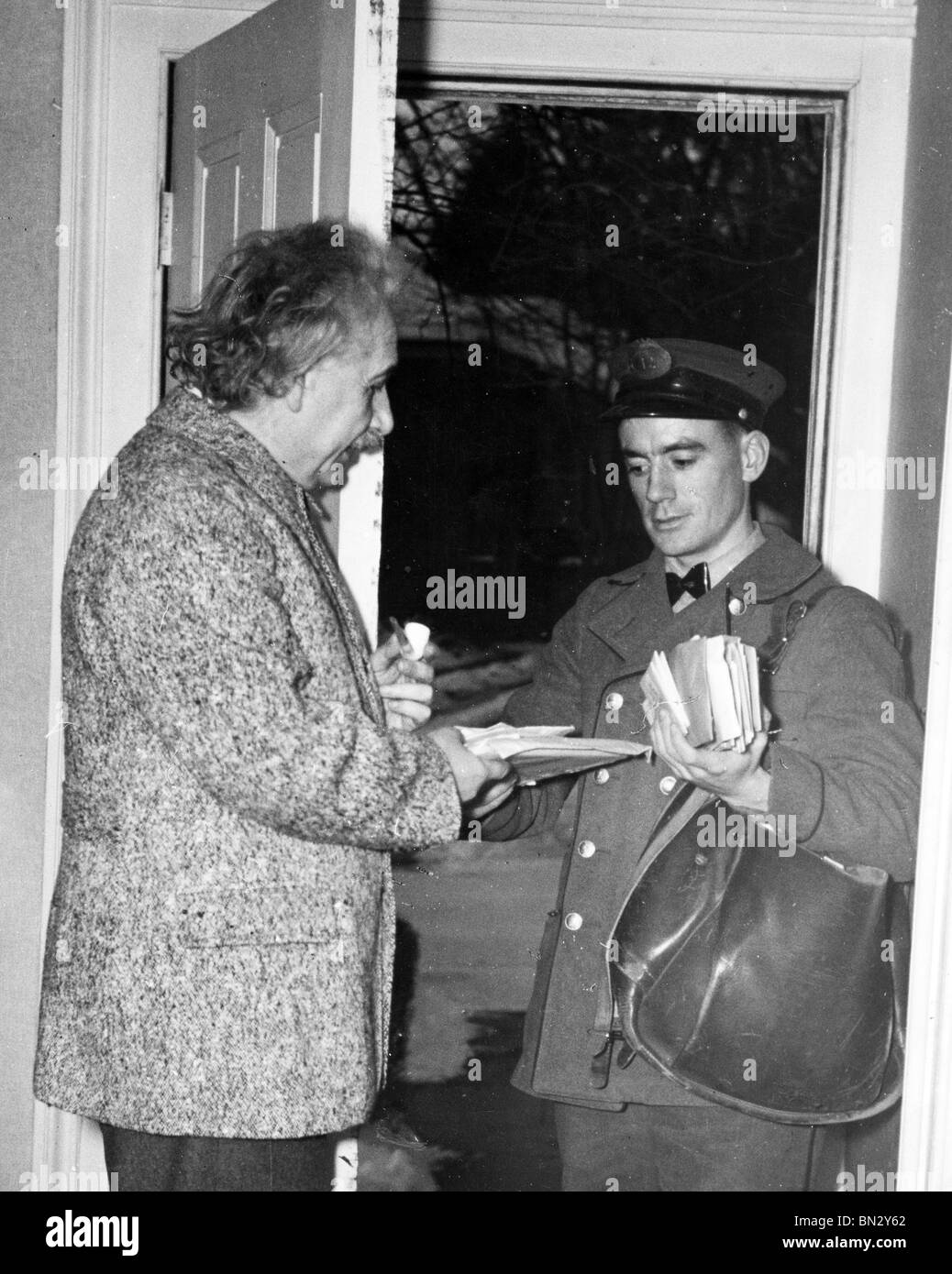 ALBERT EINSTEIN (1879-1955) tedesco-nato fisico teorico nella sua casa di Princeton nel 1940 Foto Stock