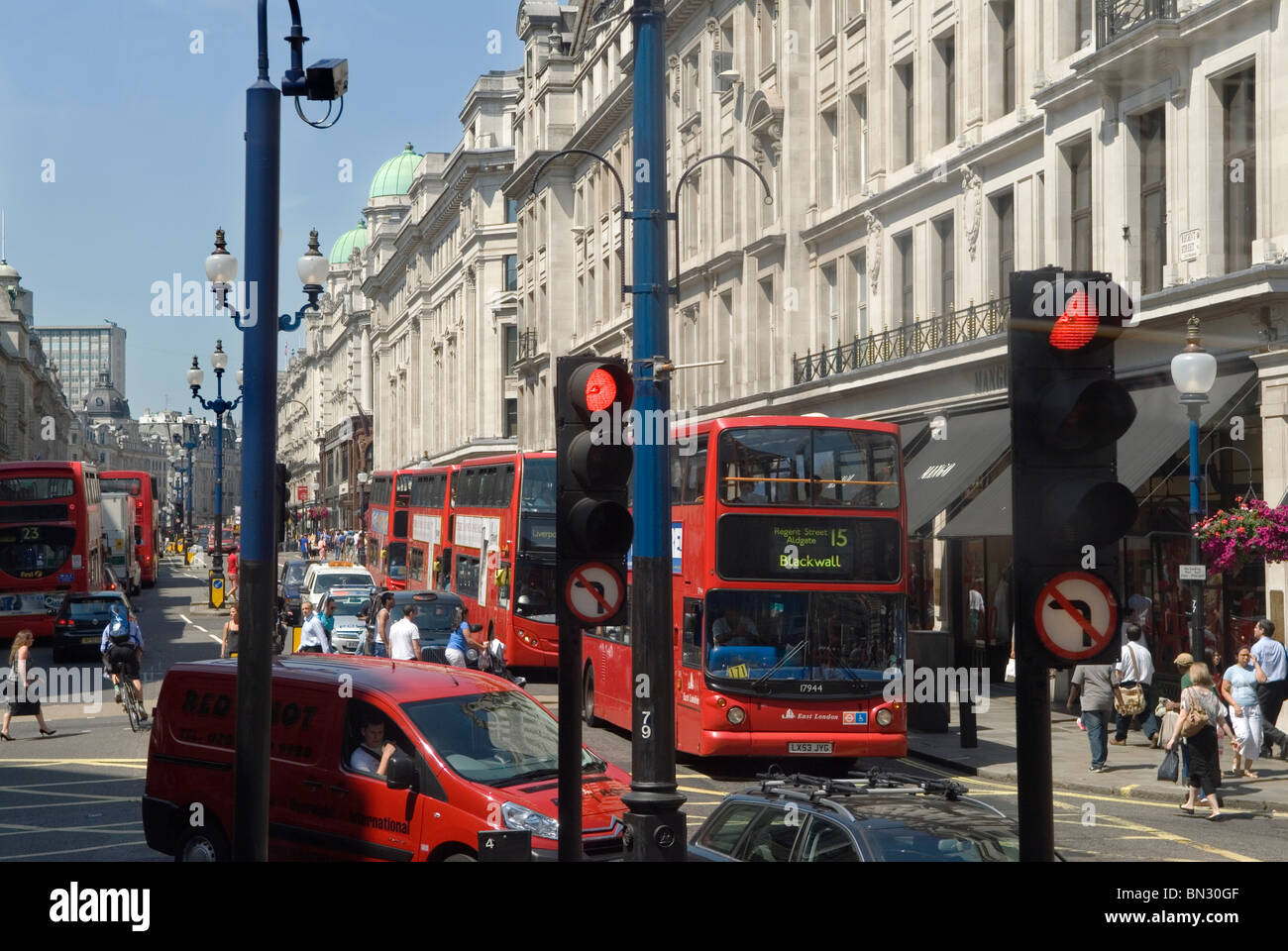 Regent Street London, trasporto per Londra tfl, autobus a due piani rosso folle di shopping estate tempo di vendita. 2010, 2010S, REGNO UNITO HOMER SYKES Foto Stock