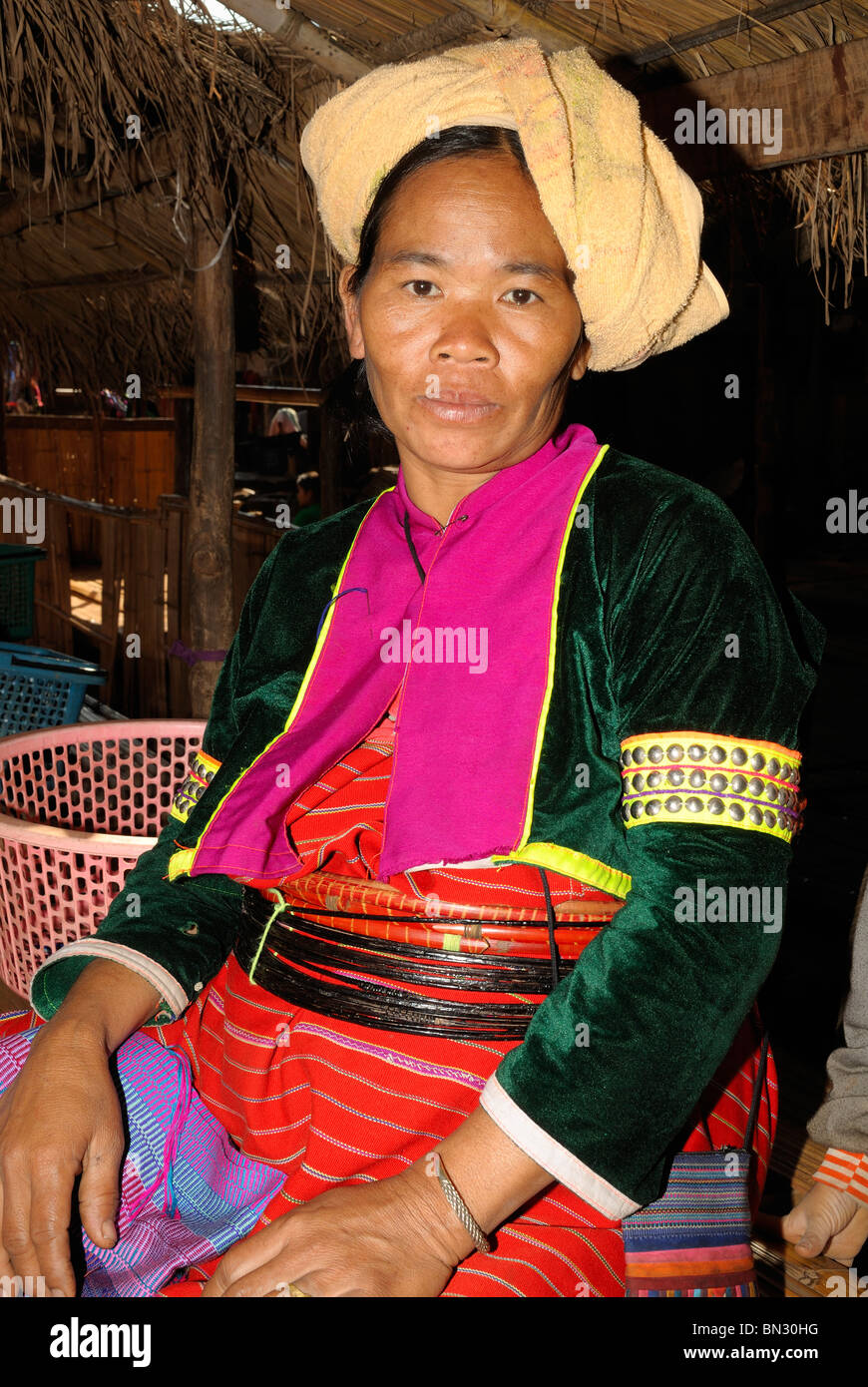 Ritratto di una donna Palong indossando abiti tradizionali vicino a Dao, città della tribù della collina, vicino a Chiang Mai, Thailandia, Asia Foto Stock