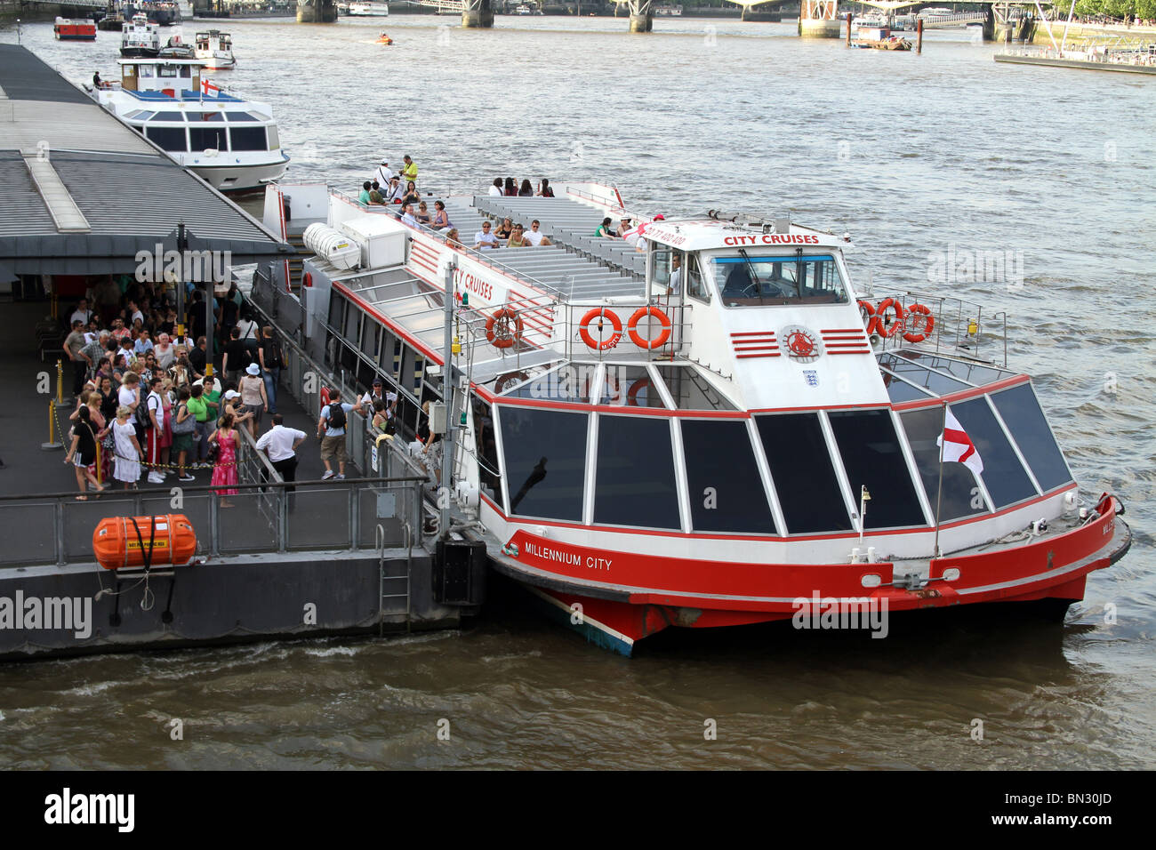 Crociera turistica barca sul fiume Tamigi a Londra in Inghilterra Foto Stock
