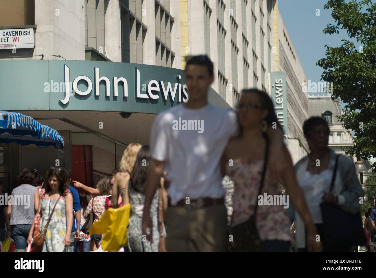 John Lewis department store London Oxford Street signage segni una folla di gente che lo shopping. 2010 2010S UK HOMER SYKES Foto Stock