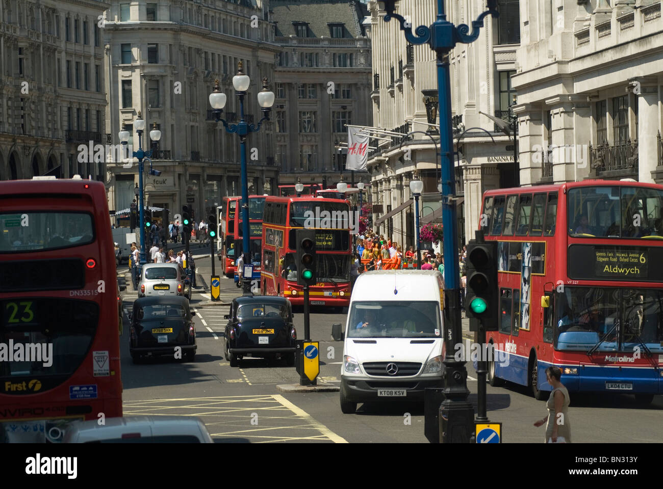 Regent Street London, trasporto per Londra tfl, autobus a due piani rosso folle di shopping estate tempo di vendita. 2010, 2010S, REGNO UNITO HOMER SYKES Foto Stock