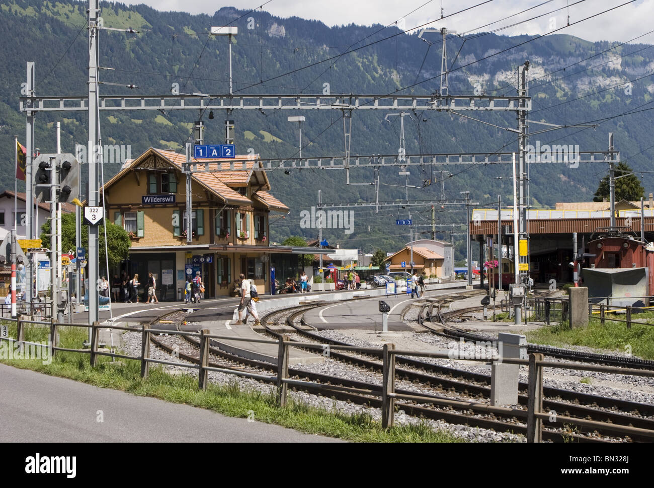 Alpi svizzere regione: Wilderswil stazione ferroviaria e Schynige Platte Bahn , da dove cog treni passano per la Schynige Platte. Foto Stock