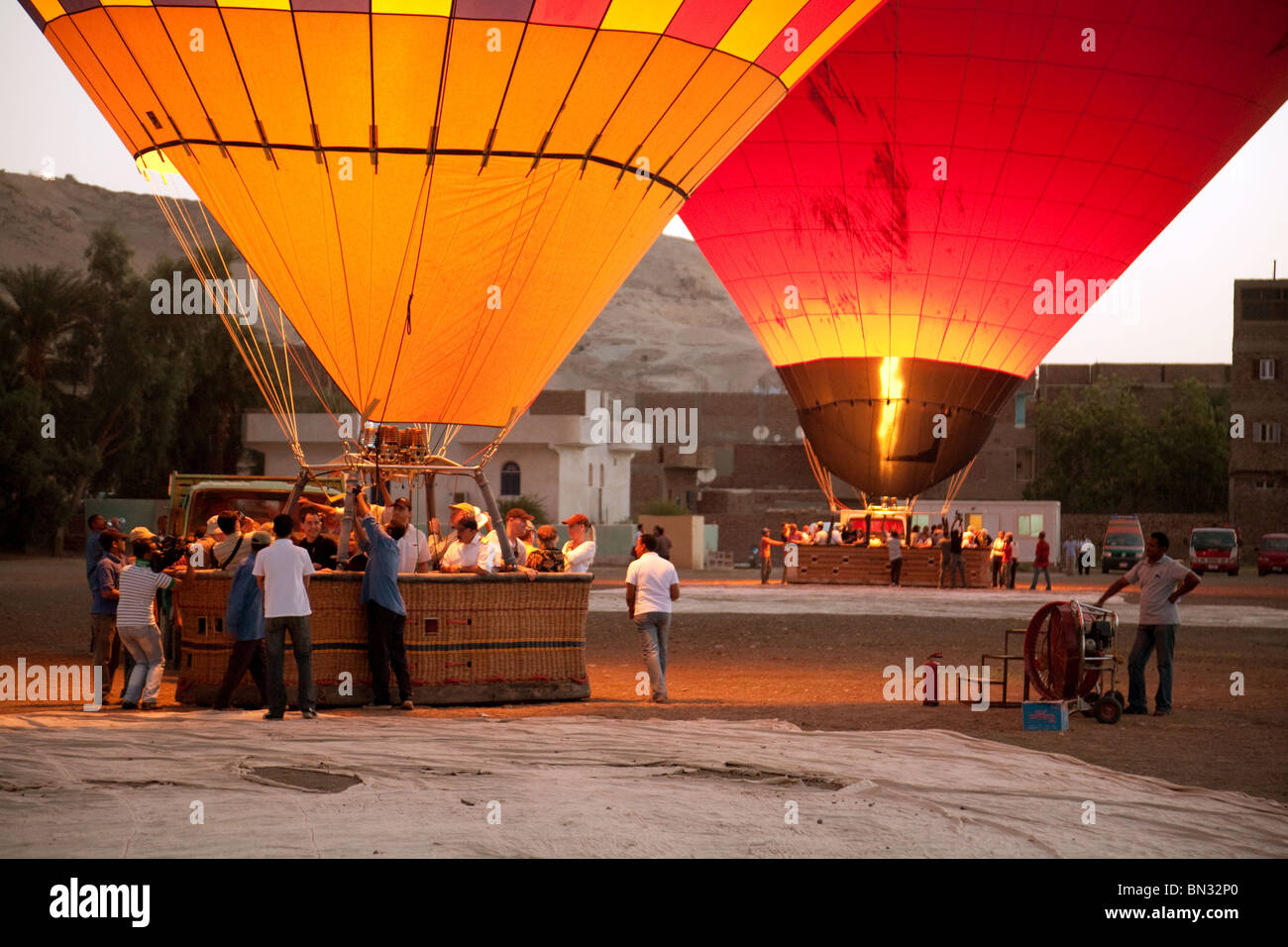 Due i palloni ad aria calda si prepara a sollevare all'alba, Luxor, Egitto, Africa, concetto di viaggi avventura Foto Stock