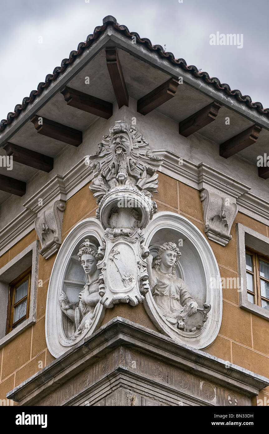 Dettaglio della sontuosa casa dei Marchesi di Valverde con due nicchie in un angolo della facciata nella città di Valladolid, Castilla y León, Spagna. Foto Stock