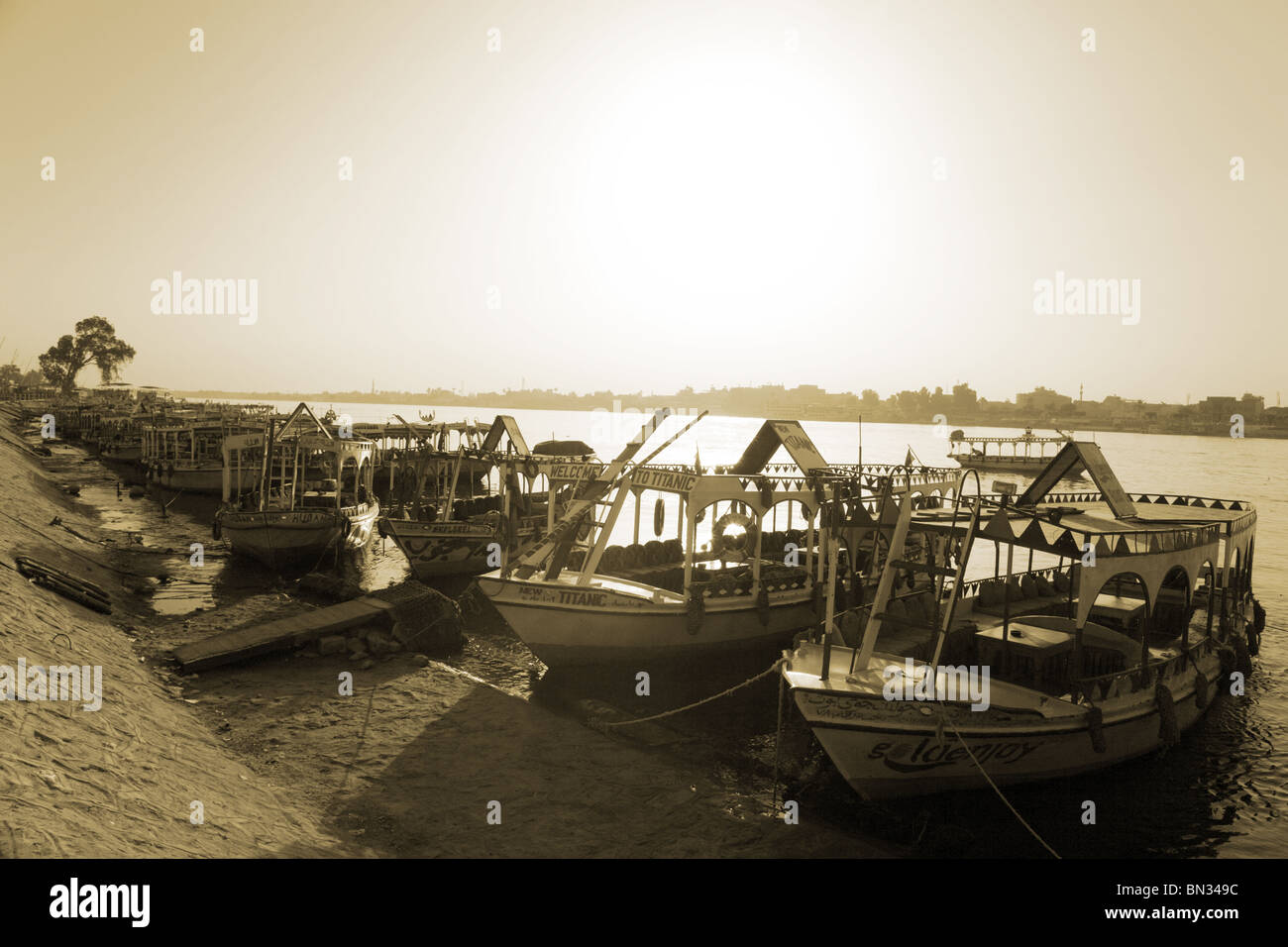 Traghetti legato sulle rive del fiume Nilo, la mattina presto, Luxor Egitto (tonalità seppia) Foto Stock