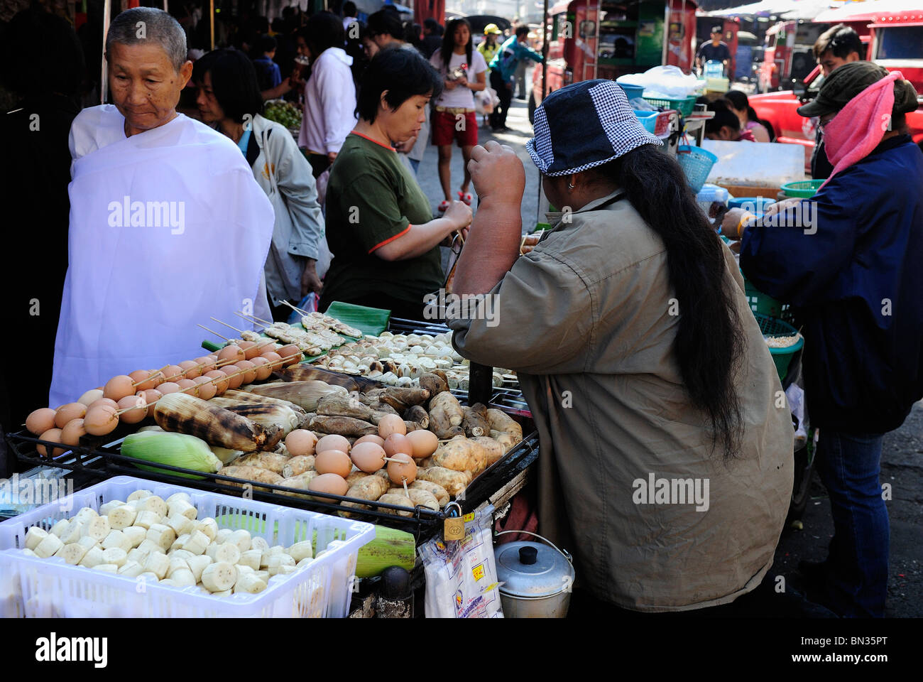 Donna tailandese la vendita di uova in una strada di Chiang Mai, Thailandia, Asia Foto Stock