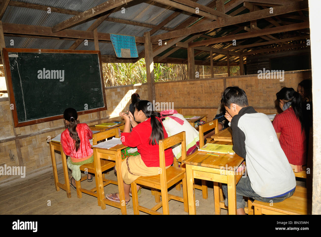 Kayan (appartenenti a una minoranza etnica) gli studenti di una scuola pubblica, Mae Hong Son, Thailandia del Nord Asia Foto Stock