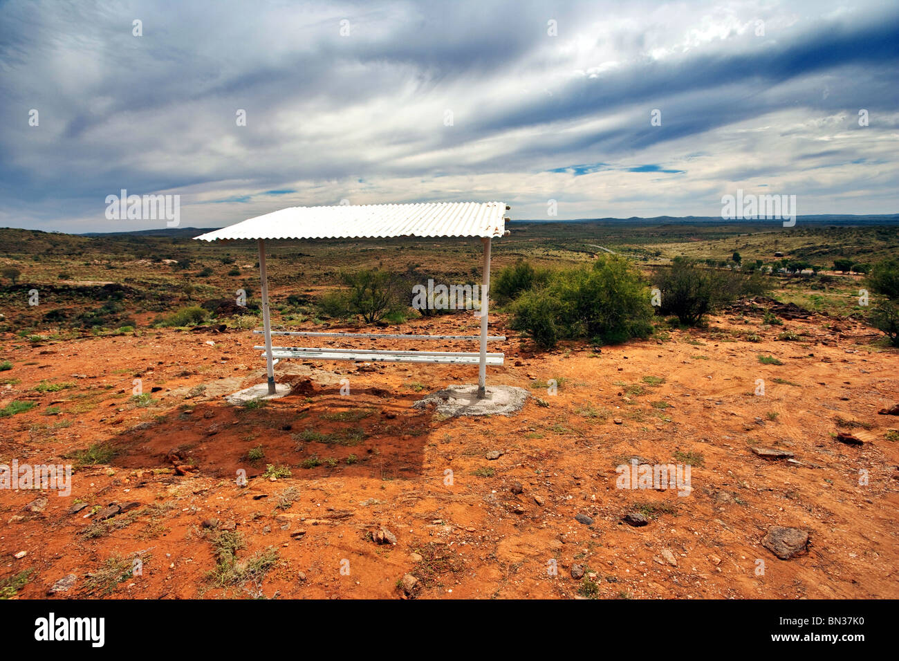 Banco riparata sul sentiero nel vivere il deserto riserva vicino Broken Hill gamme di barriera del Nuovo Galles del Sud Australia Foto Stock