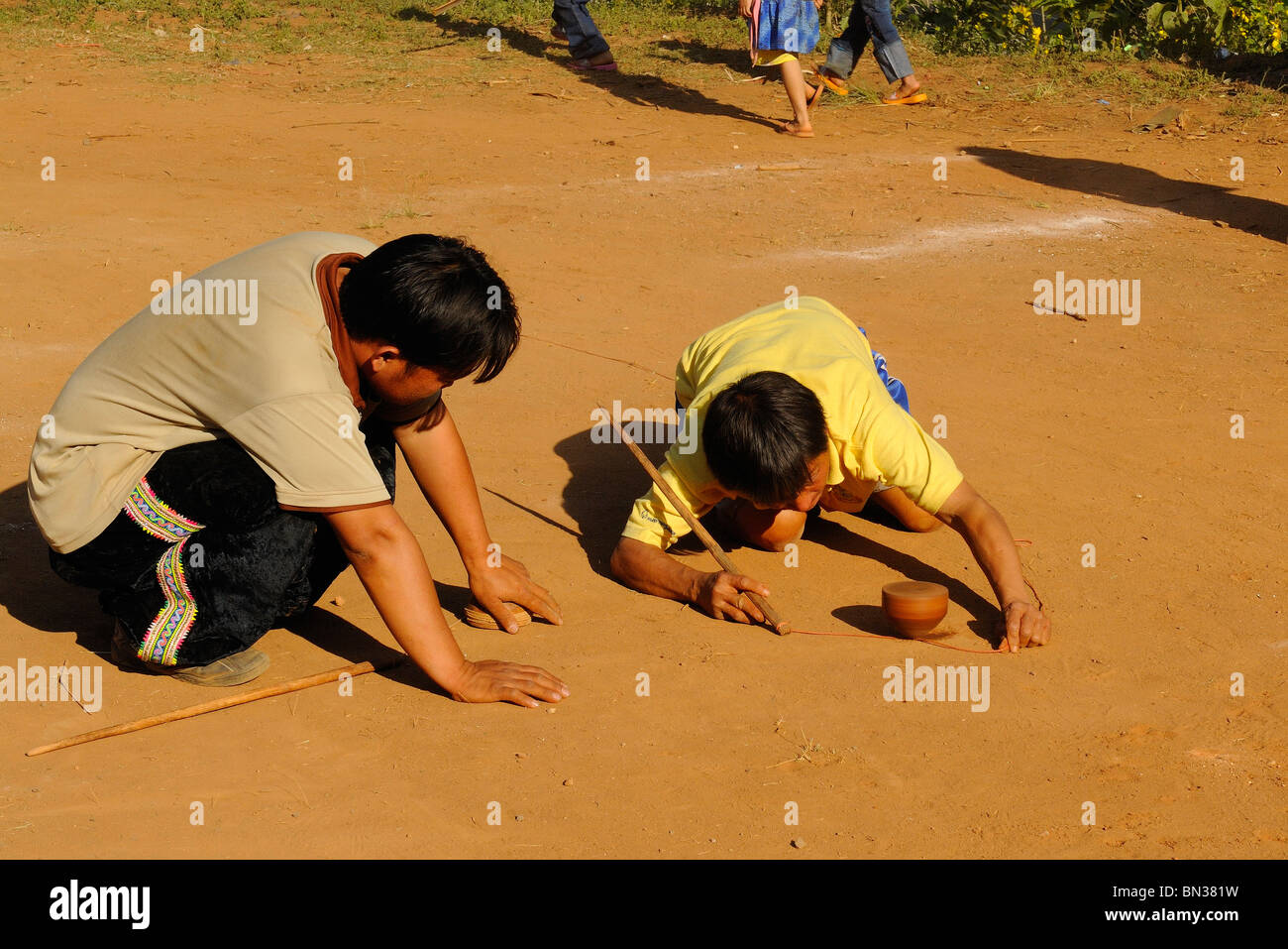 Popolo Hmong giocando top spinning durante un torneo in Ban Pha-NOK-kok village, vicino a Chiang Mai, Thailandia, Asia Foto Stock