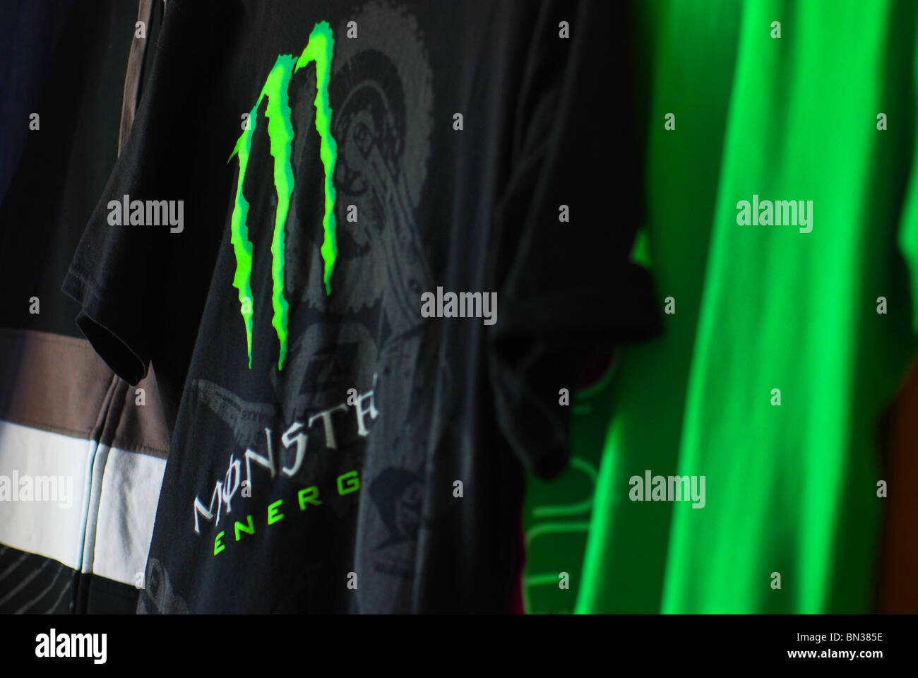 Monster Energy, energy drink abbigliamento giovanile (abbigliamento Foto  stock - Alamy