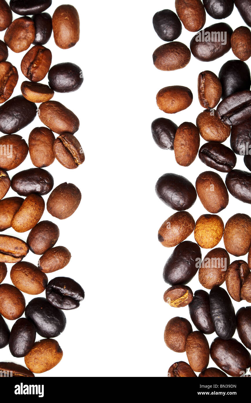I chicchi di caffè isolato su sfondo bianco Foto Stock