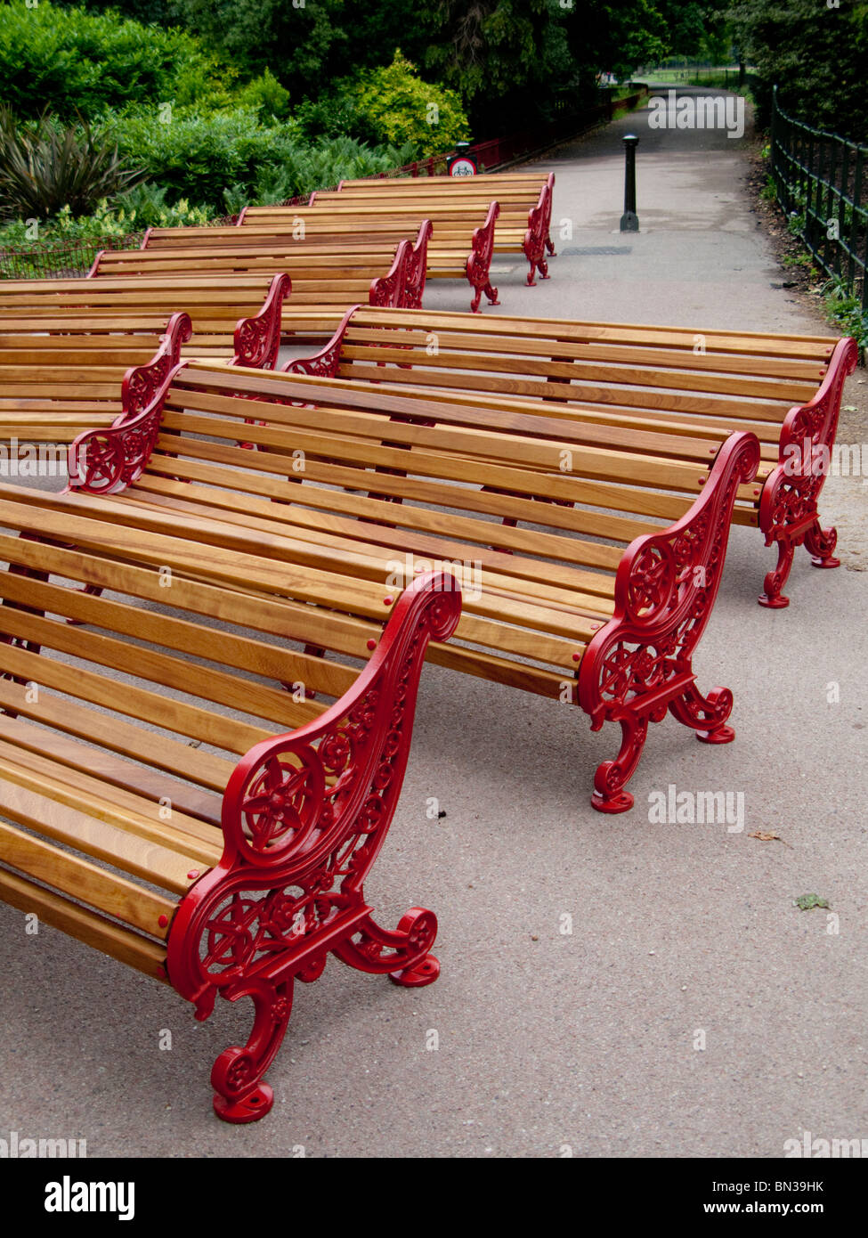 Un gruppo di nuovi sedili a panchina del tradizionale del XIX secolo design Vittoriano essendo inviato a Battersea Park. Foto Stock