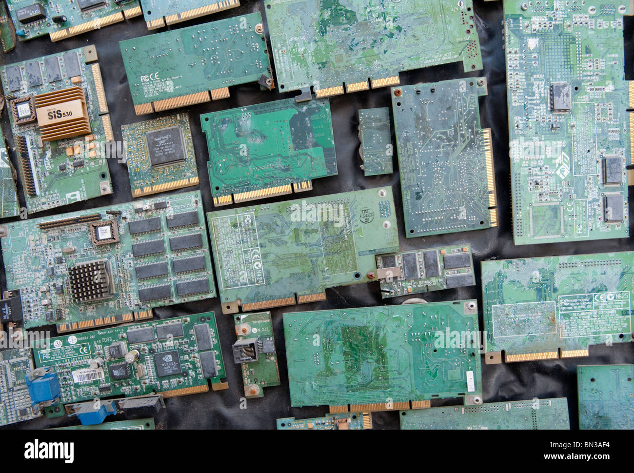 Molte vecchie schede a circuito elettronico dal vecchio computer Foto Stock