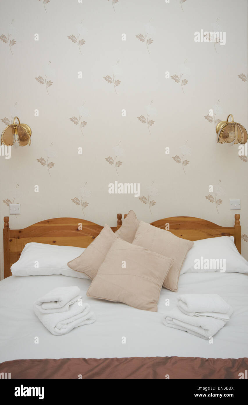 Una luminosa e pulita camera da letto in un Bed and Breakfast business. Foto Stock