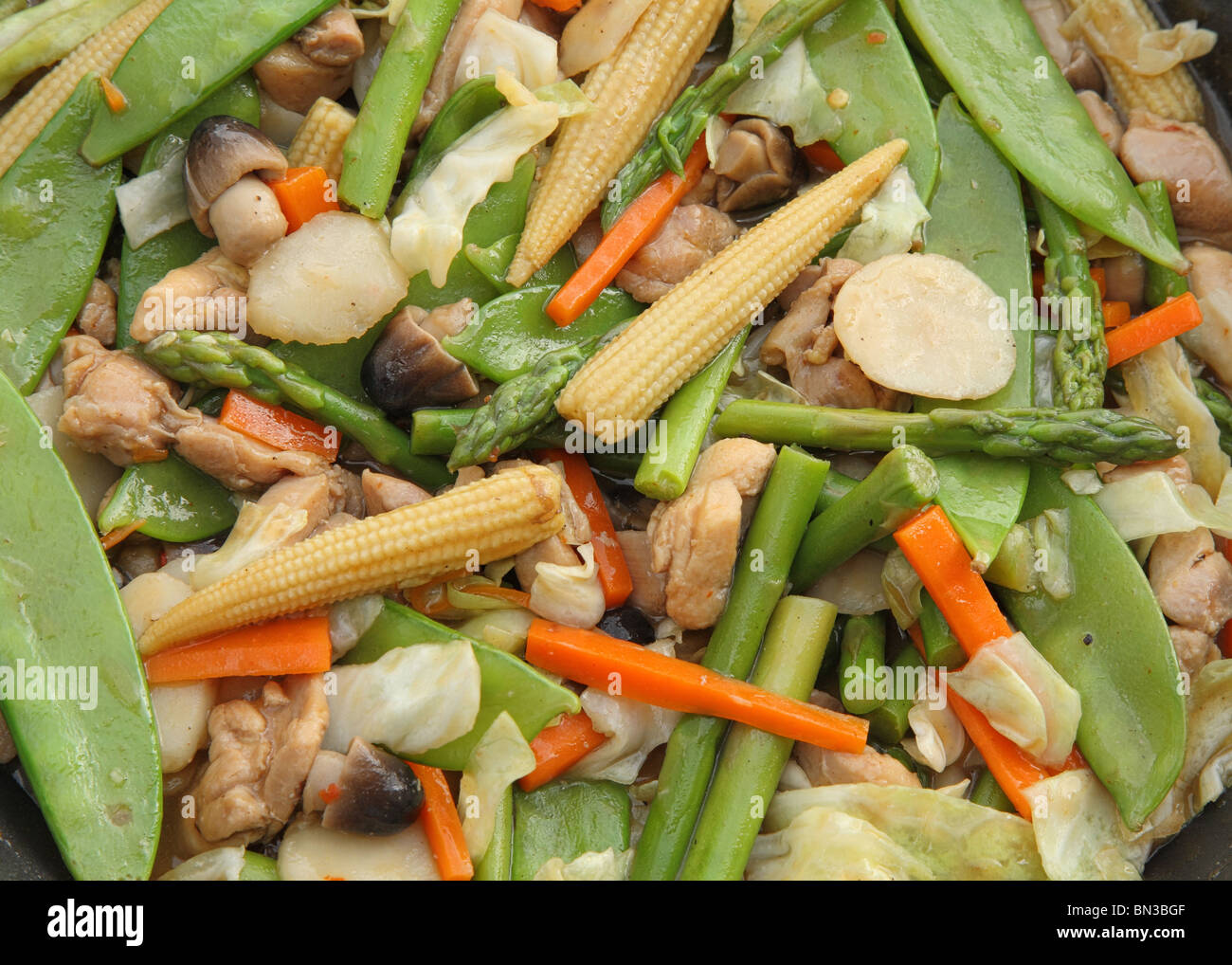 Verdure cinesi e teriyaki di pollo frittura in wok primo piano Foto Stock