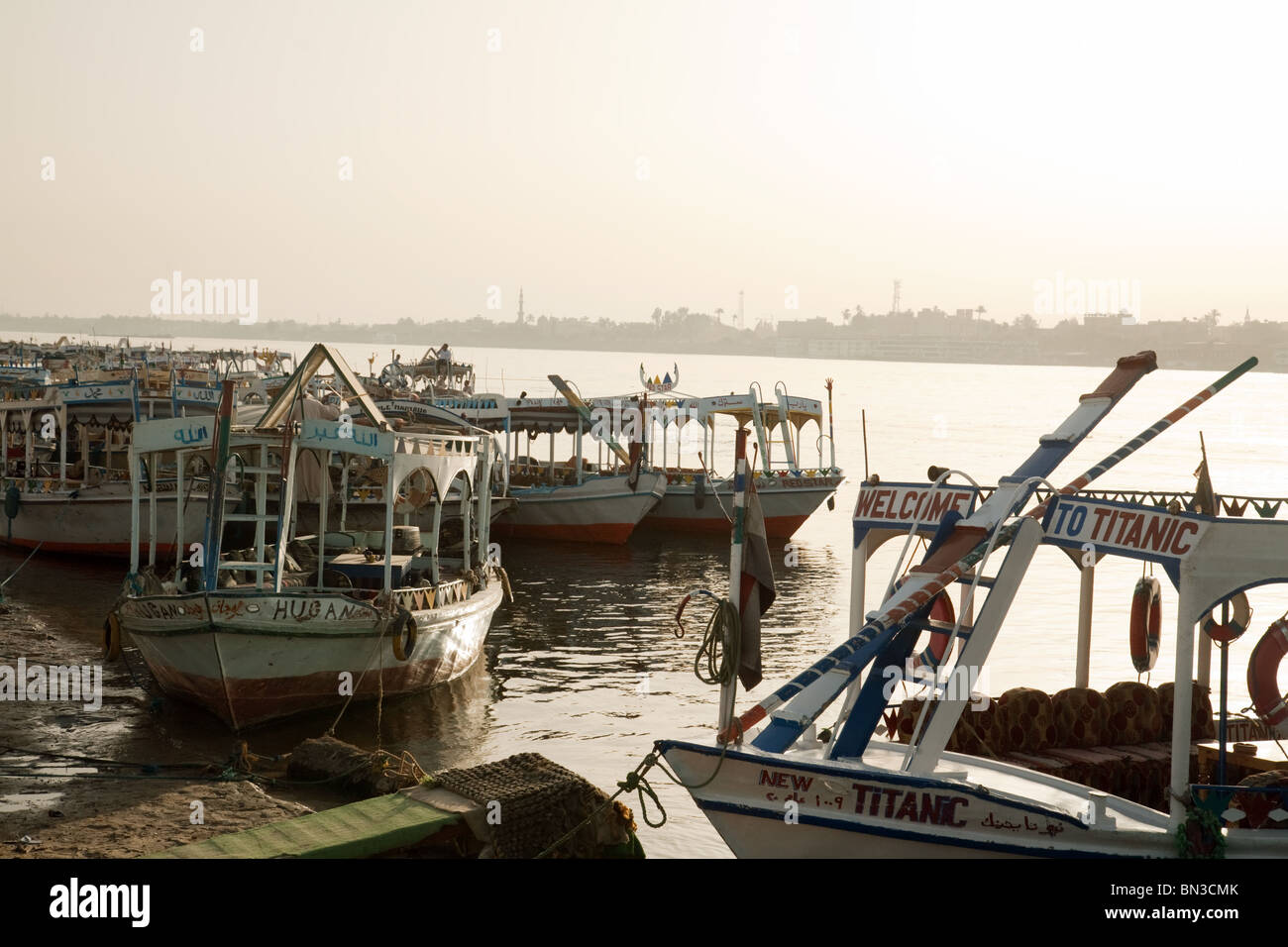 Traghetti legato sulle rive del fiume Nilo, la mattina presto, Luxor Egitto Foto Stock