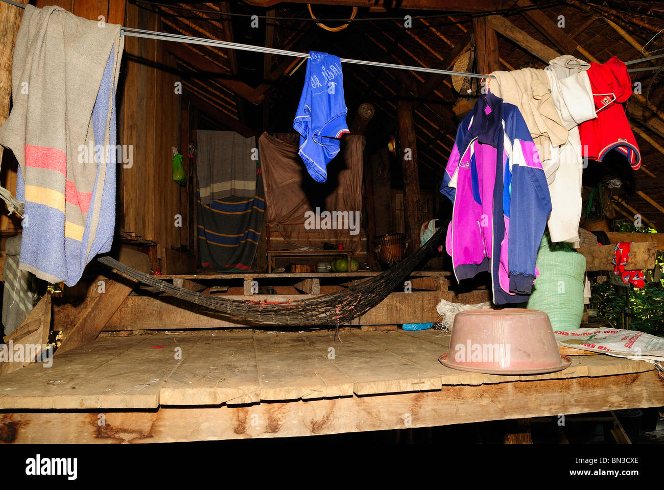 Interno di una casa in un rosso villaggio di Karen, tribù della collina vicino a Mae Hong Son, Thailandia del Nord Asia Foto Stock