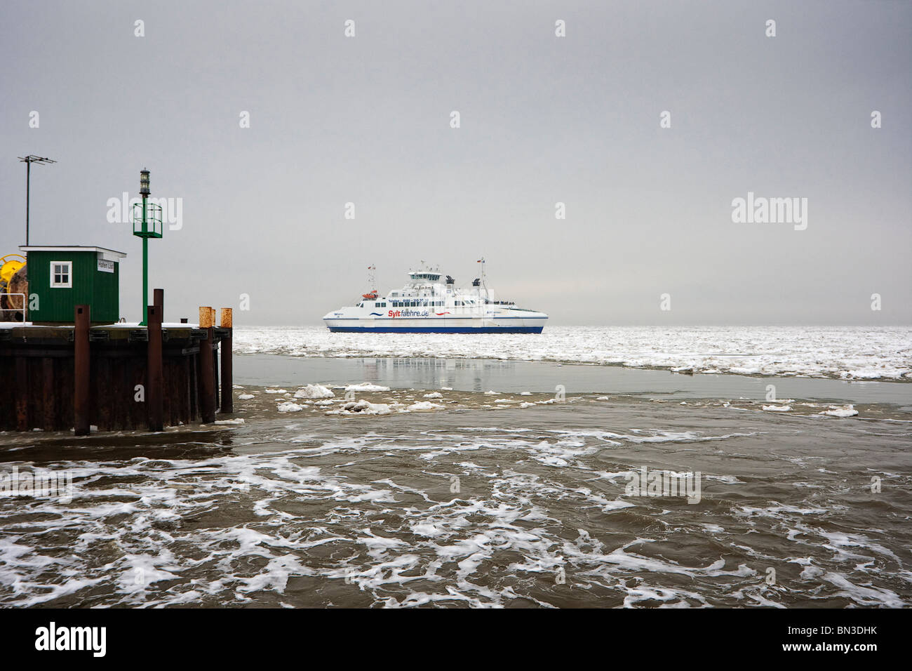 Traghetto sul Mare del Nord in inverno, Germania Foto Stock