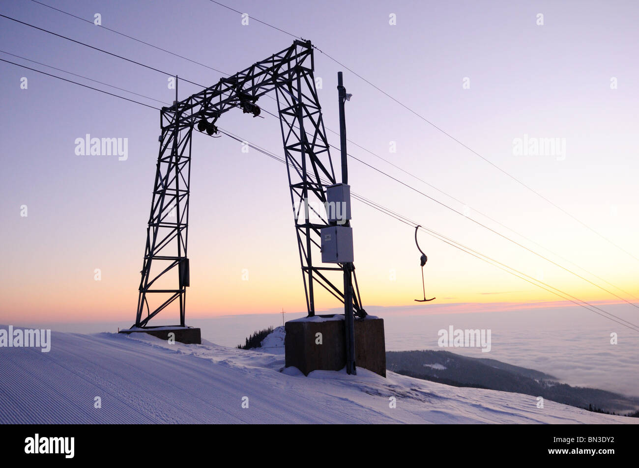 Ski lift, Stiria, Austria, basso angolo di visione Foto Stock