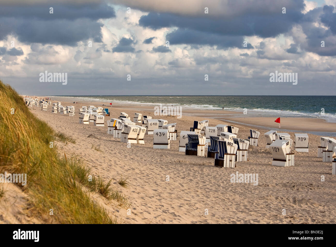 Incappucciati sedie a sdraio in spiaggia di Rantum, Sylt, Germania, vista in elevazione Foto Stock