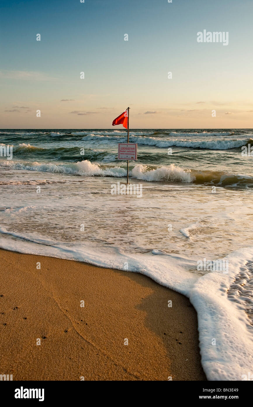 Bandiera rossa e segnaletica di pericolo sulla costa del Mare del Nord, Sylt, Germania Foto
