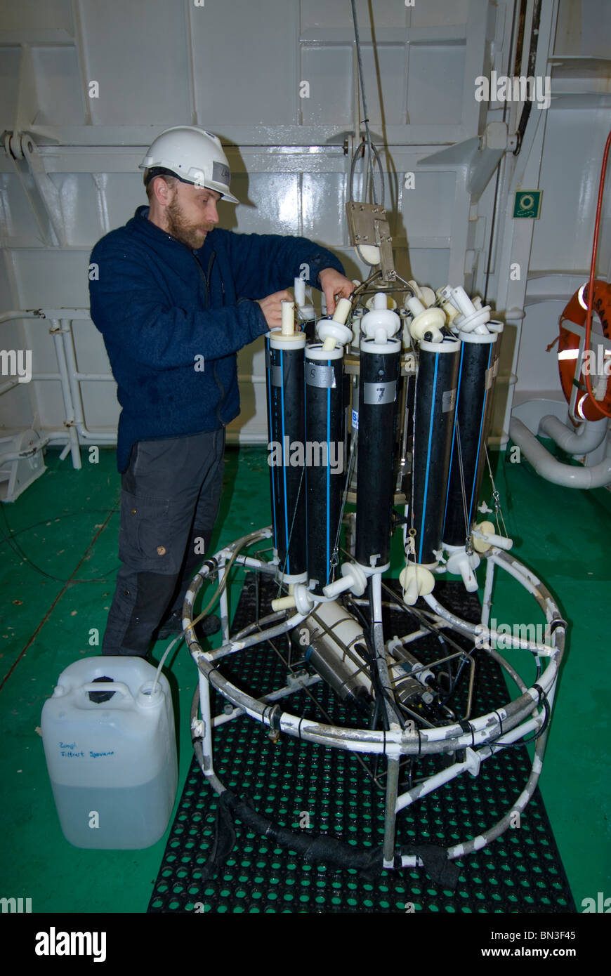 Scienziato prendendo campioni di acqua prelevati dal Sud dell'Oceano Atlantico, Isola Bouvet Foto Stock
