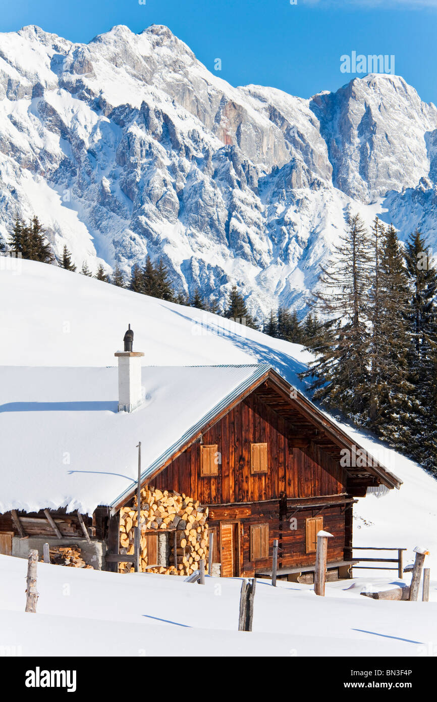 Coperte di neve cabina di montagna, montagne sullo sfondo, M'hlbach am Hochkˆnig, Austria Foto Stock