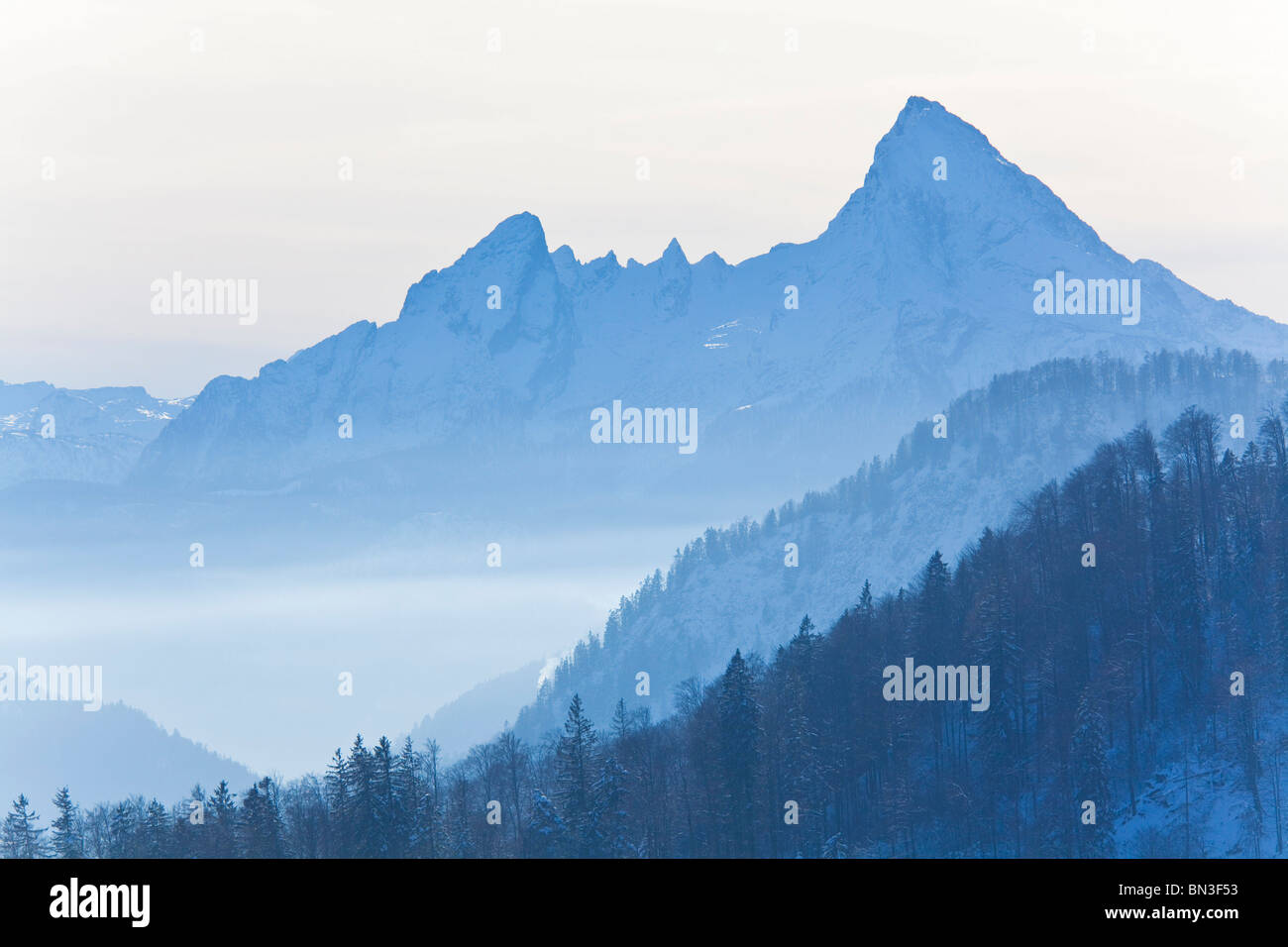 Vista del Watzmann, sulle Alpi di Berchtesgaden, Berchtesgadener Land, Germania, vista in elevazione Foto Stock