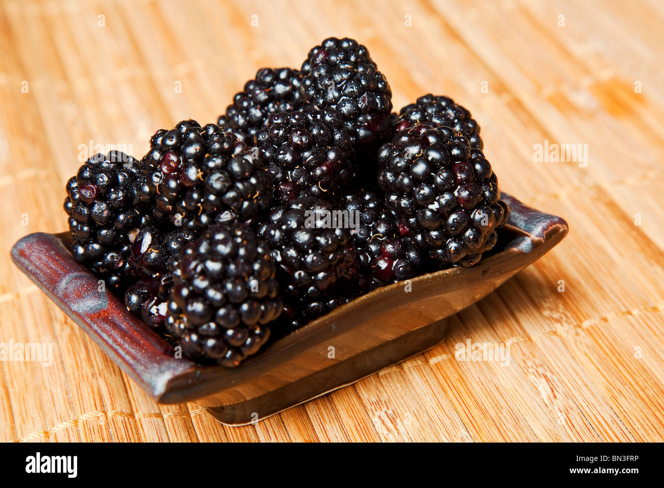 More isolato su una stuoia di bambù sfondo Foto Stock