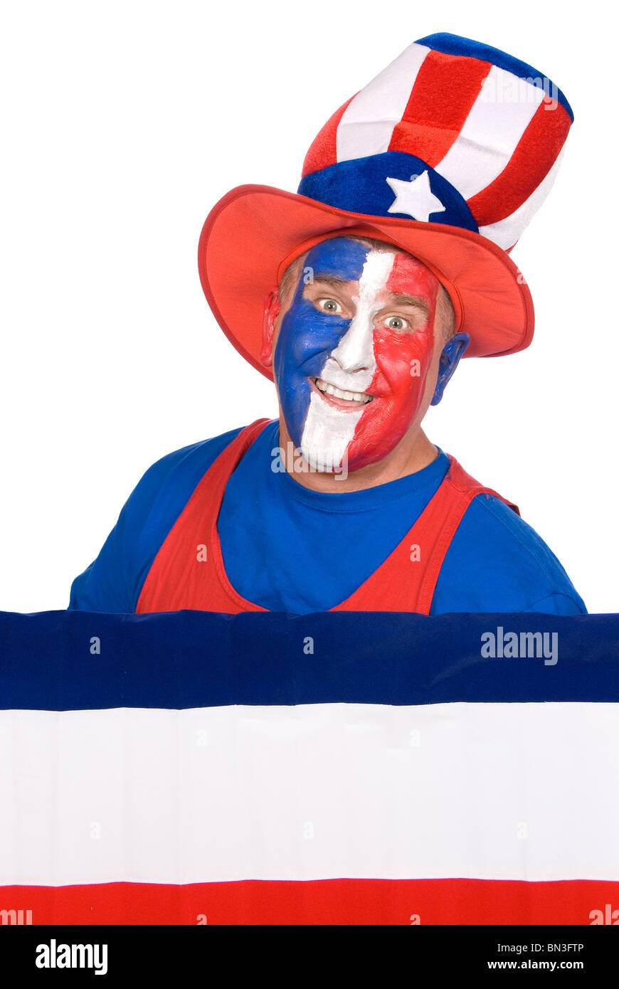Un uomo patriottica con rosso, bianco e blu trucco per il quarto di luglio. Foto Stock