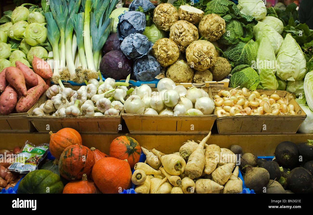 Stallo vegetali, Kleinmarkthalle, Frankfurt am Main, Hesse, Germania Foto Stock