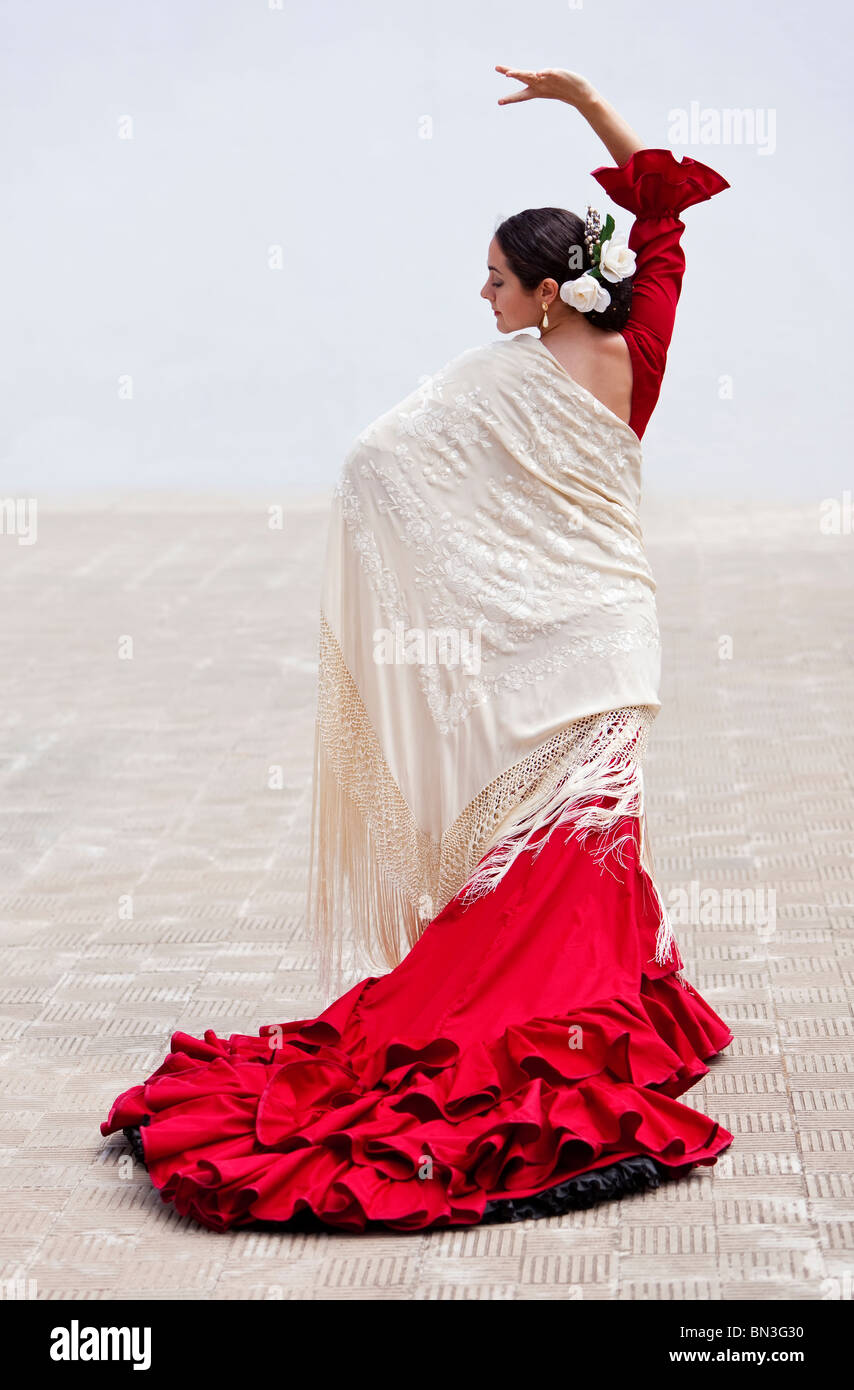 Donna tradizionale spagnolo ballerina di Flamenco Dancing fuori in un abito  rosso con una crema scialle colorato Foto stock - Alamy