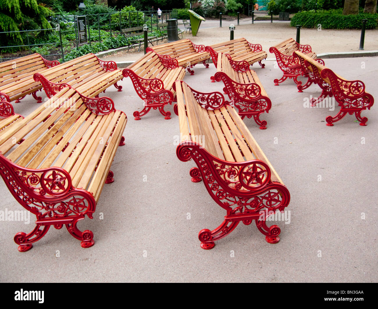 Un gruppo di nuovi sedili a panchina del tradizionale del XIX secolo design Vittoriano essendo inviato a Battersea Park. Foto Stock