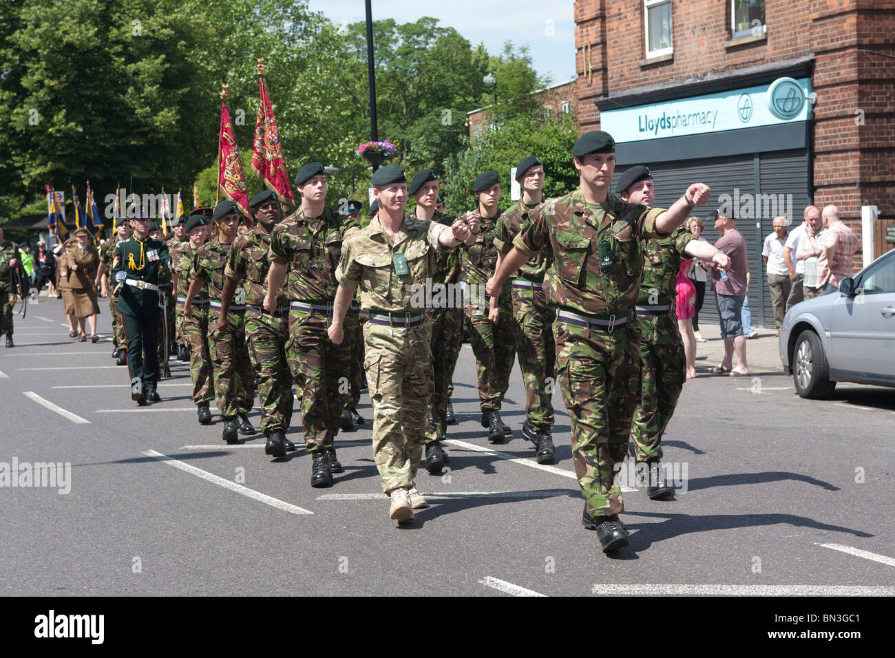 A nord est di Londra "Forze Armate giorno" Parade Station Road, North Chingford, London Borough of Waltham Forest. Foto Stock