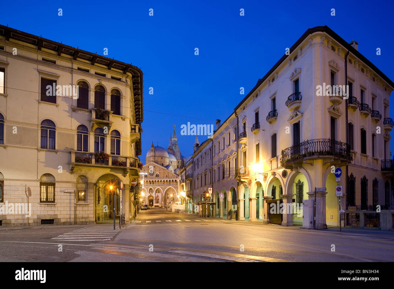 Via della città di Padova, Basilica di Sant'Antonio in background, Italia Foto Stock