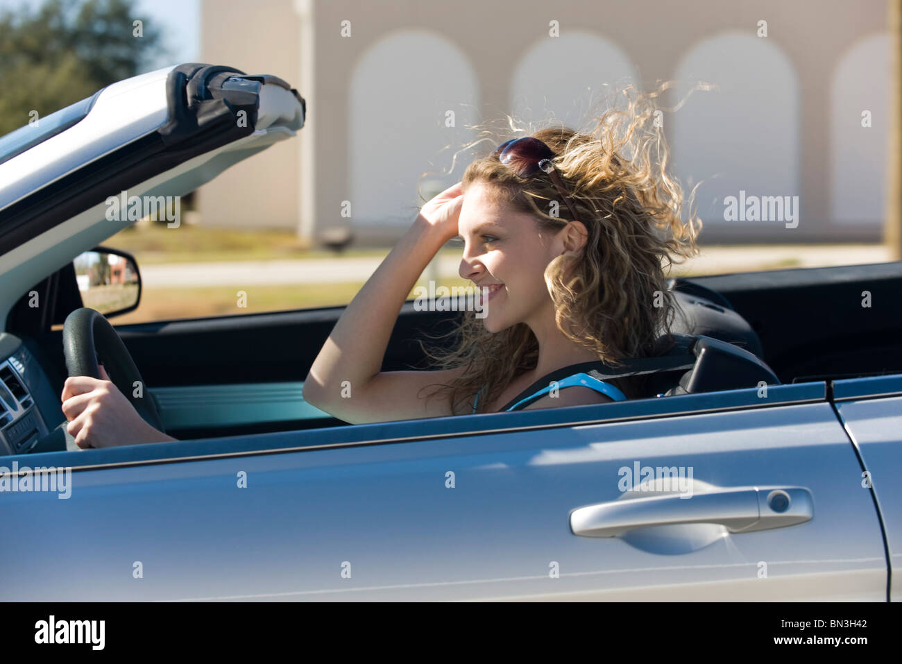Giovane donna convertibile di guida Foto Stock