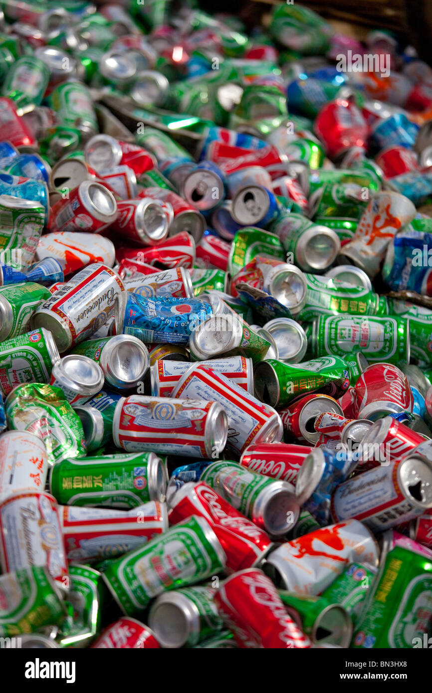 Le lattine raccolte per il riciclaggio in Gyantse, Tibet Foto Stock