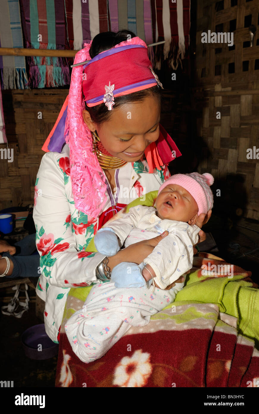Kayan (appartenenti a una minoranza etnica) donna anche chiamato giraffa con il suo bambino, Mae Hong Son, Thailandia del Nord Asia Foto Stock